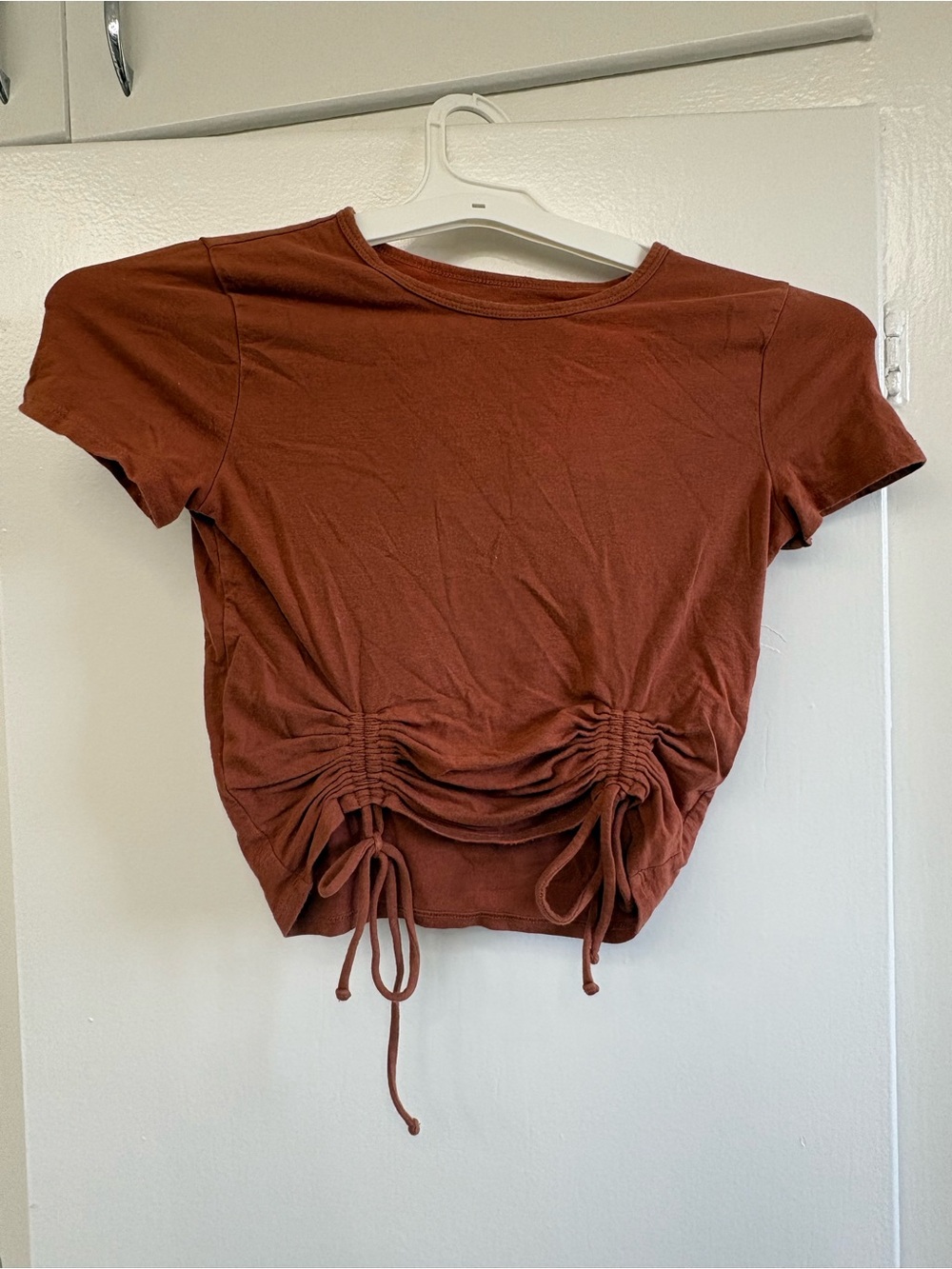 Women's Ruched Drawstring Crop Tee - Rust Brown